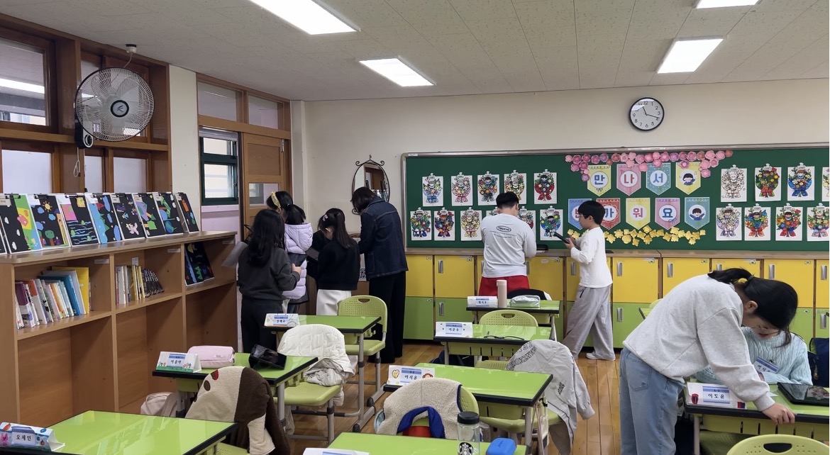 태블릿을 들고 교실을 돌아다녀야 하는 수업 (신답초등학교)